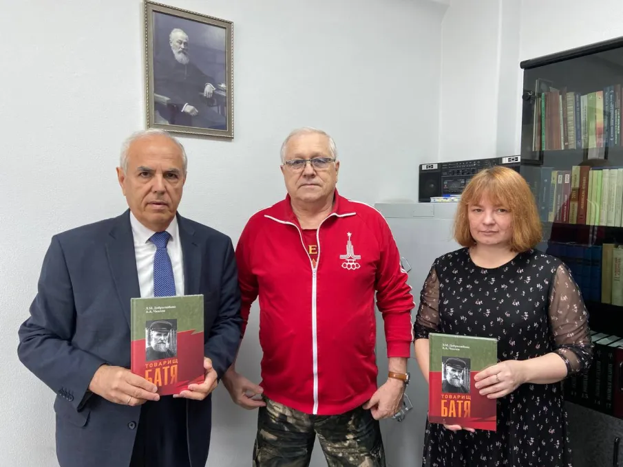 О передаче в комитет по делам архивов книги Л.М. Добролюбовой и А.А.Чкалова "Товарищ БАТЯ"